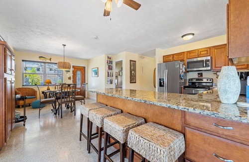 Little Venice House | Charming 2-bedroom house in beautiful Marathon with Swim Spa, Dock, Pets Welcome