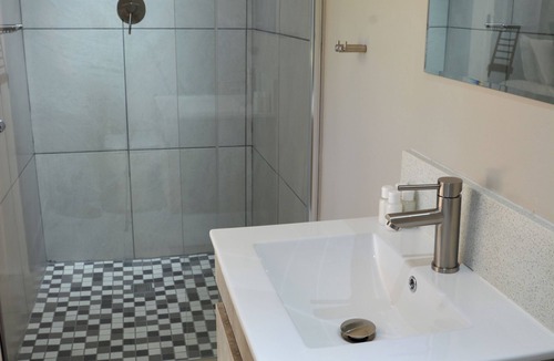 Krugersdorp Cabin | Charming 2-bedroom lodge in peaceful Krugersdorp with WiFi