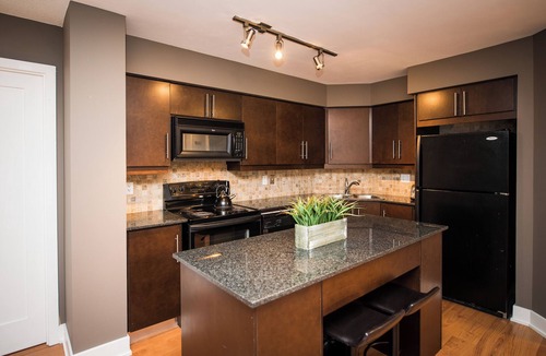 Toronto Entertainment District Apartment | Charming 2-BR Condo in DR Toronto