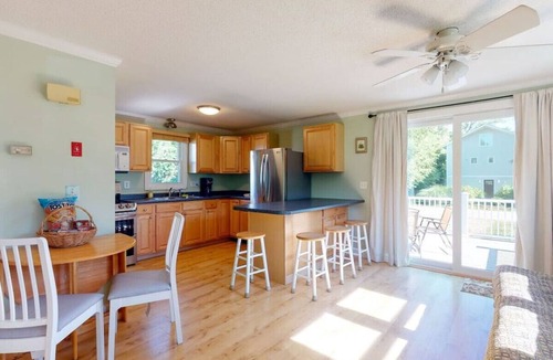 Green Hill House | Charming 2 BR Green Hill Beach Cottage