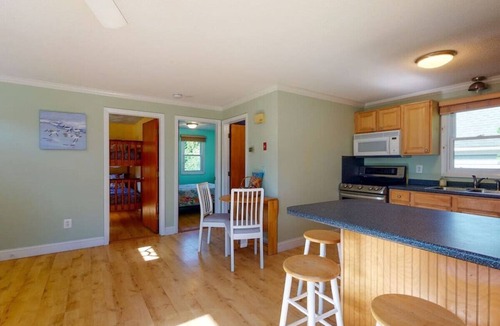 Green Hill House | Charming 2 BR Green Hill Beach Cottage