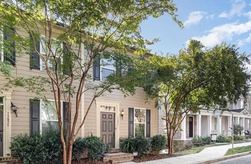 Huntersville House | Charming 2BD/2.5BA Retreat in the Heart of Huntersville – Walk to Downtown!