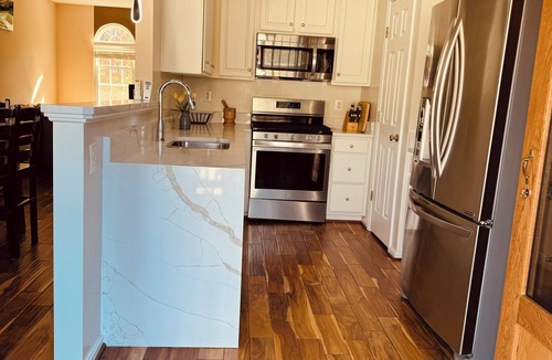 Laurel House | Charming 3-bedroom townhome with WiFi Parking and AC in Laurel