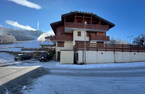 Flumet Apartment | Charming apartment for 4 at the foot of the slopes with pool