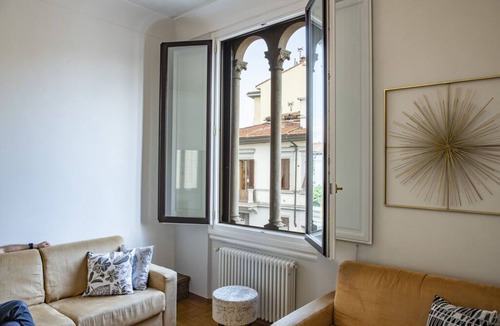 Lungarno del Tempio Apartment | Charming apartment in Florence with private balcony and car parking (on payment