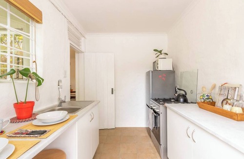 Greater Johannesburg Metropolitan Area Cottage | Charming cottage in terrific Johannesburg with WiFi