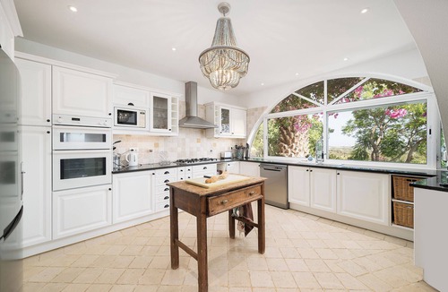 Vale Formoso Villa | Charming family home with sea views, close to Aquashow, Airport & beaches