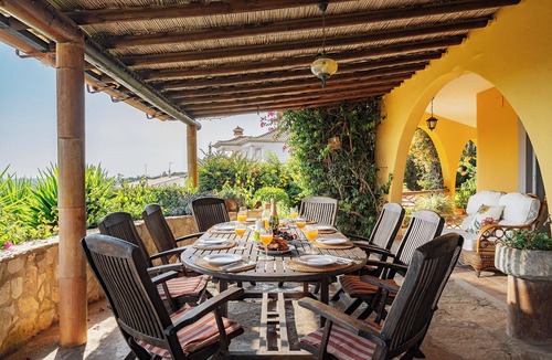 Vale Formoso Villa | Charming family home with sea views, close to Aquashow, Airport & beaches