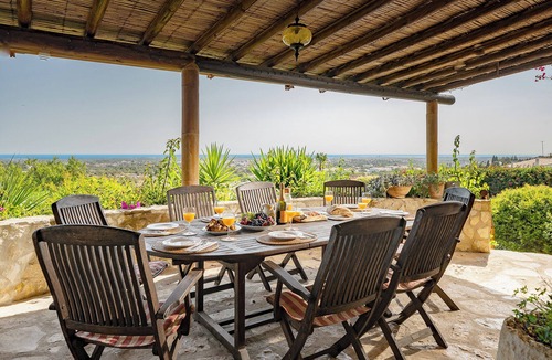 Vale Formoso Villa | Charming family home with sea views, close to Aquashow, Airport & beaches