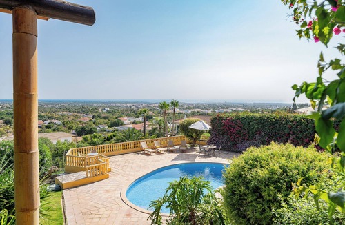 Vale Formoso Villa | Charming family home with sea views, close to Aquashow, Airport & beaches