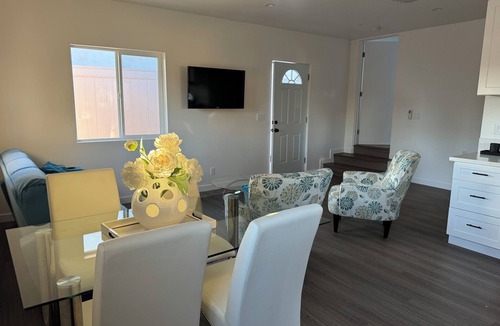 Winnetka House | Charming house with WiFi and AC in fantastic Los Angeles.
