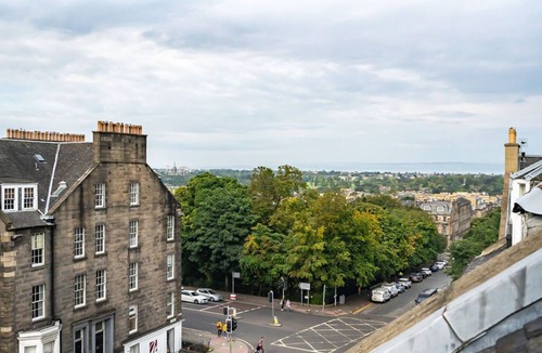 New Town House | Charming King Bed Room on Frederick St - Room 4 (2nd floor)