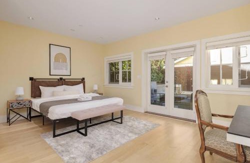 Lower Lonsdale House | Charming Luxury Home near DT and Lonsdale Quay
