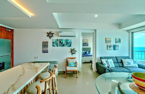 Bocagrande Apartment | Charming Ocean front 2-bedroom apartment in lovely Cartagena de Indias with WiFi