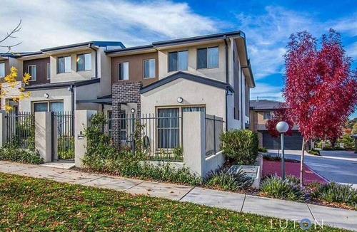 Casey House | Charming Retreat Near Shopping Centre in Canberra