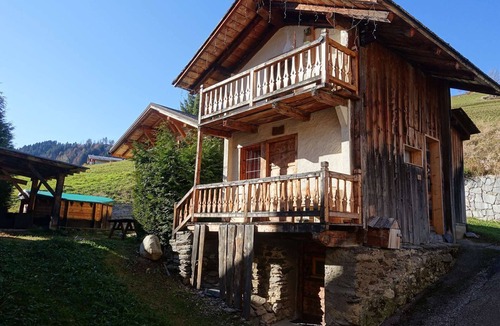 Areches Ski Chalet | Charming Savoyard Mazot in Hauteluce Village – Ideal for Couples, Near Shops and Ski Lift