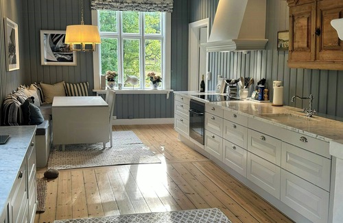 Gressvik House | Charming Swiss-style Cabin on Hankø