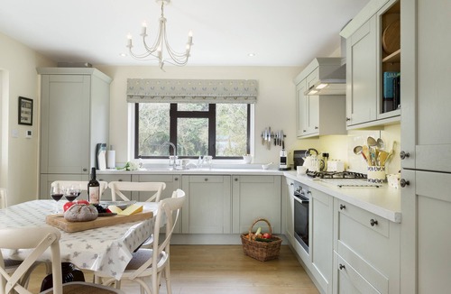 Moreton-in-Marsh Apartment | Charming, well appointed 3 bedroom cottage with a delightful, mature garden