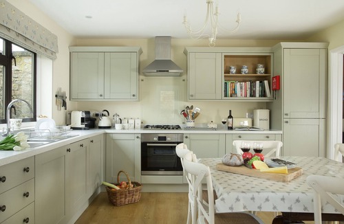 Moreton-in-Marsh Apartment | Charming, well appointed 3 bedroom cottage with a delightful, mature garden