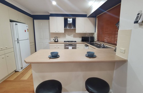 Nicholls House | Cheerful 4-bedroom home with natural backyard