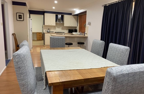 Nicholls House | Cheerful 4-bedroom home with natural backyard