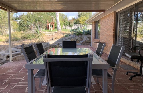 Nicholls House | Cheerful 4-bedroom home with natural backyard