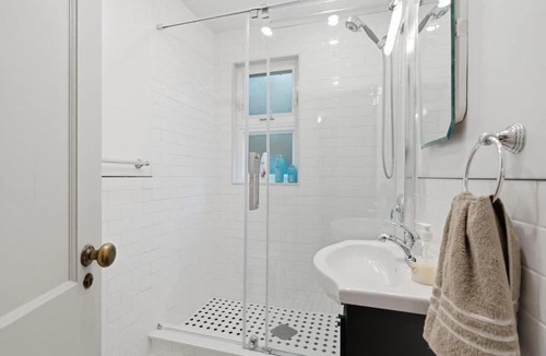 The Beaches House | Chic 2BR With Workspace - 2-Min Walk to Beach