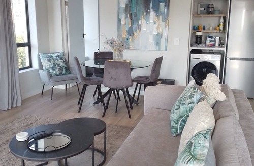 Green Point Apartment | Chic apartment with WiFi and AC in fantastic Cape Town