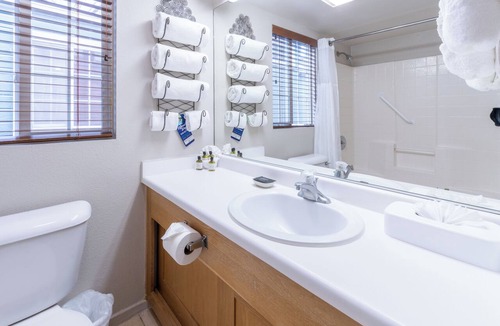 Napa Hotel | Chic Napa Getaway | Outdoor Pool | Free Parking | 1.2 mi to Napa Opera House