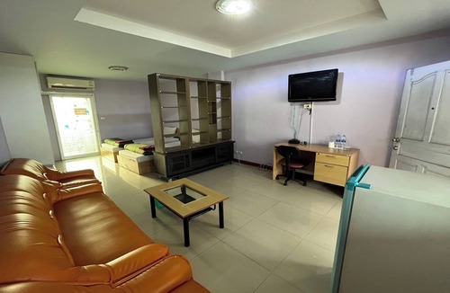 Nakhon Chai Si Hotel | Chompoo Inn