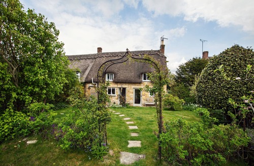Ebrington Cottage | Church Steps Luxury Thatched Cottage in Ebrington