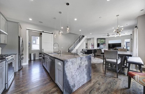 Third Ward Villa | City Views, Rooftop Hot Tub, Golf Sim, Walk to Stadiums