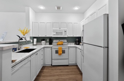 Belltown Condo | City+Water View Gem- Walk DT | Parking, Pool, Pets