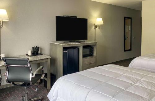 Greensboro Hotel | Clarion Pointe - Greensboro Coliseum Area