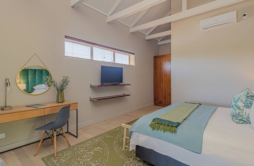 Cloetesville Hotel | Classic Hotel Room - Stellenbosch