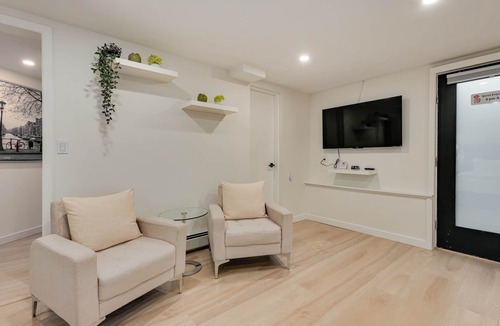 Burnaby House | Classic King Size Guest Suite w/AC