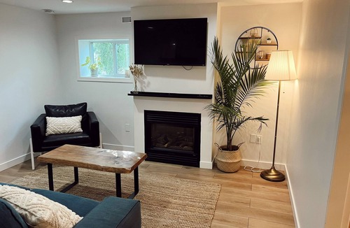 Pemberton Heights House | Clean and beautiful 2 bedroom suite in a lovely North Vancouver neighbourhood
