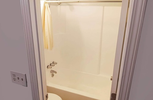 Kernersville Hotel | Clean and Practical Room Near Kernersville Lake Park – 4 Miles