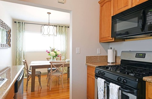 Washington Culver Apartment | Close to Beach & Major Attractions. Outdoor Patio with Firepit. Free Parking.