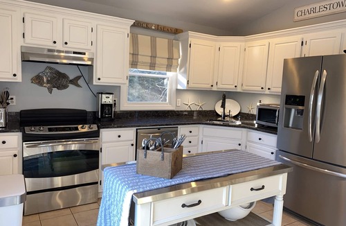 Charlestown House | Close to Beach with beach chairs -reviews say it all! July 25-Aug 1 available!
