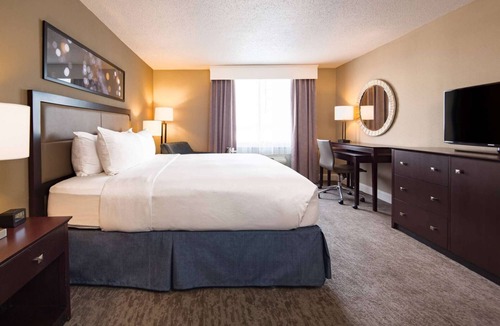 West Laurel Hotel | Close to Laurel Park with On-site Dining & Gym