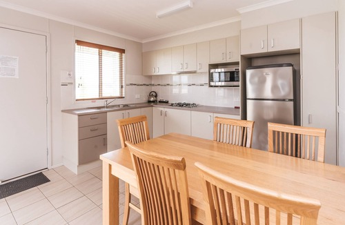 Batehaven Hotel | Clyde View Holiday Park