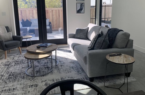 Canyon Heights Cottage | COACH HOUSE-Self Contained Oasis Just For You