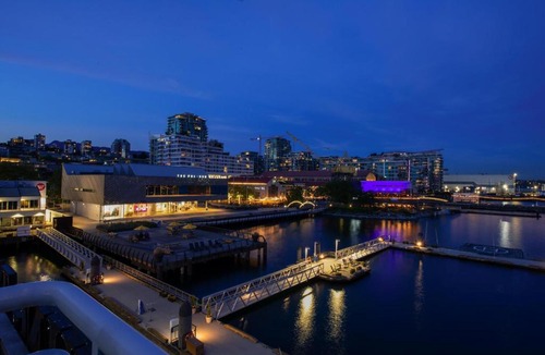 Lower Lonsdale Hotel | Coast Lonsdale Quay Hotel