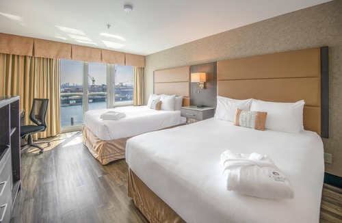 Lower Lonsdale Hotel | Coast Lonsdale Quay Hotel