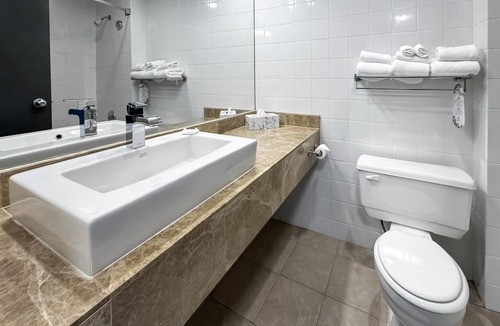 Lower Lonsdale Hotel | Coast Lonsdale Quay Hotel