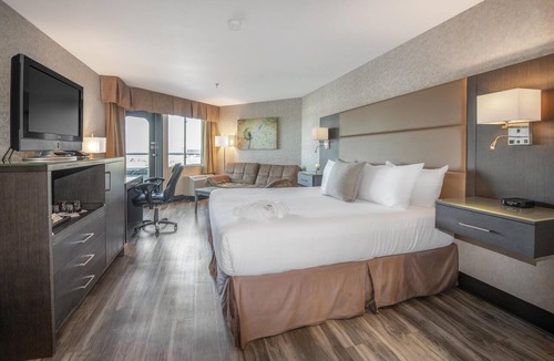 Lower Lonsdale Hotel | Coast Lonsdale Quay Hotel