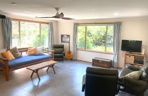 Moruya Heads House | Coastal Garden Escape - Spa - Pizza oven