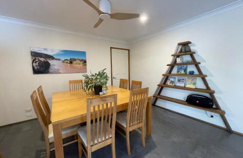 Moruya Heads House | Coastal Garden Escape - Spa - Pizza oven