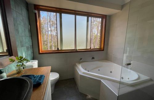 Moruya Heads House | Coastal Garden Escape - Spa - Pizza oven